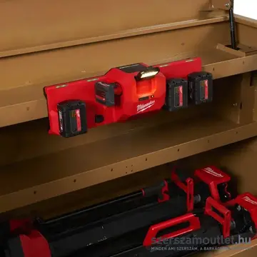 MILWAUKEE M12-18 GBC4 Telepíthető akkumlátortötlő központ